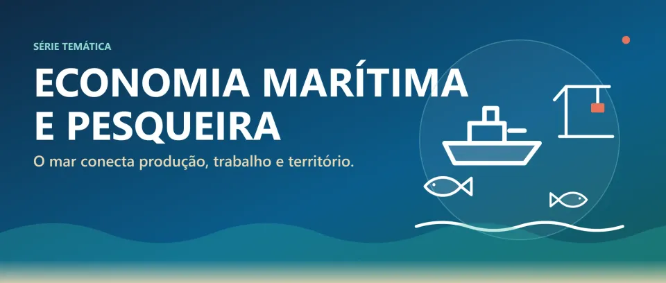 Banner da série "Economia Marítima e Pesqueira — o mar conecta produção, trabalho e território", com navio, guindaste portuário, peixes e ondas em tons de azul-oceano e turquesa.