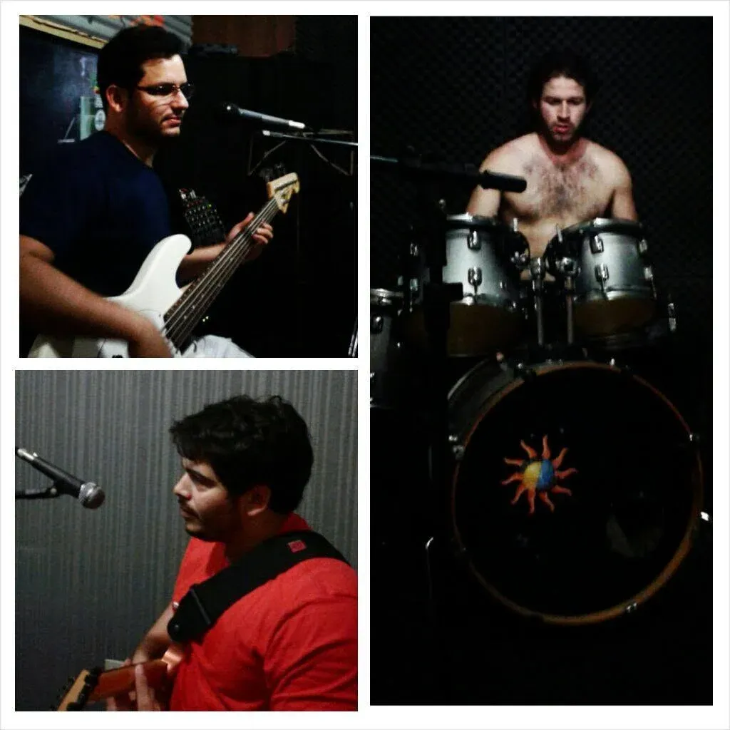 Mosaico de três fotos de ensaio: Valber ao microfone com um baixo branco; um baterista atrás do kit com um sol pintado no bumbo; e Valber de camisa vermelha com a guitarra.